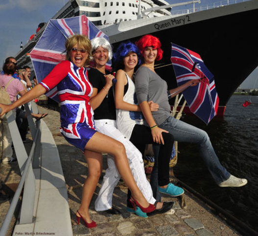 SUSI SALM ROCKT DIE QUEEN MARY 2 FLAGG PARADE